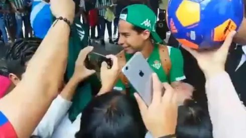 Locura por Diego Lainez: así salía de la concentración hacia el estadio de Puebla