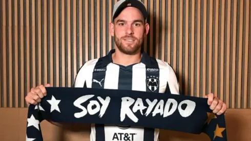 Vincent Janssen ya posó con la playera de Rayados. (Foto: sitio oficial Monterrey)
