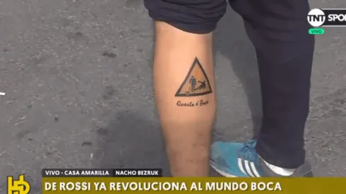 Un hincha se hizo el tatuaje de De Rossi y en TNT Sports lo descansaron en vivo