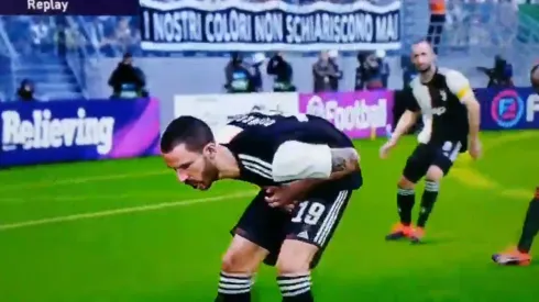 Espectacular video del PES: le pegan un pelotazo 'ahí abajo' y se retuerce del dolor