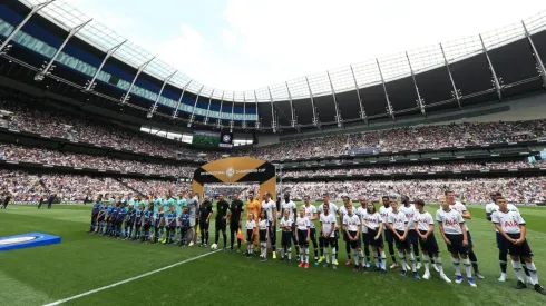 Ambos equipos, en la previa del partido. (Getty)
