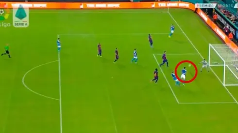 Milik quedó solo contra el arquero del Barcelona, pero sobró la jugada e hizo el ridículo