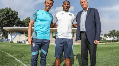 Brayan Angulo, junto a Pedro Caixinha y Ricardo Peláez. (Foto: sitio oficial Cruz Azul)
