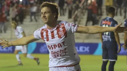 Soldano festejando un tanto con la camiseta de Unión de Santa Fe.
