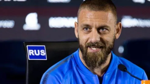 Un hincha de Boca quiso saludar a De Rossi, pero lo sacaron a los empujones