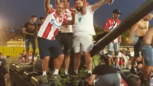 Los hinchas de Estrella Roja festejando en el tanque.
