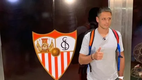 Chicharito ya está en Sevilla. (Foto: Twitter @Daniel_Chanona)
