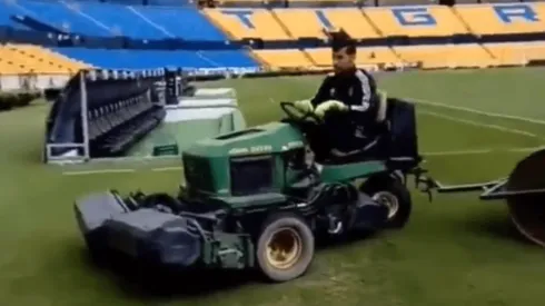 No solo ataja: el video de Nahuel Guzmán cortando el césped del Universitario