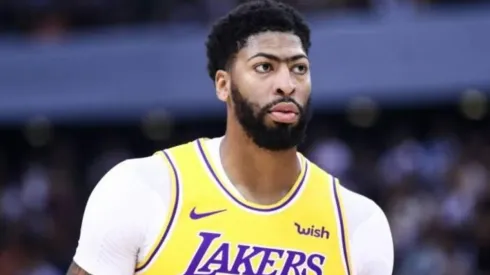 Ojo Lakers: Anthony Davis se fue temprano al vestuario sosteniéndose el hombro