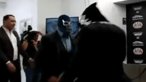 El tenso cruce entre La Parka y Blue Demon