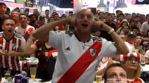 Video: escuchaba el partido de River por la radio e hizo algo insólito