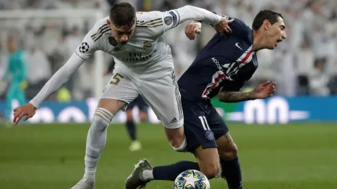 Foto del futbolista enfrentando al Paris Saint Germain.
