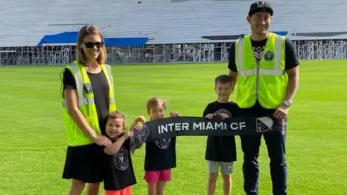 Luis Robles, junto a su familia, en el estadio de Inter Miami.
