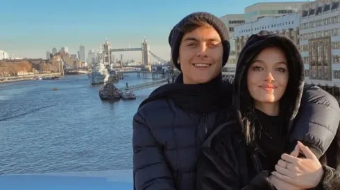 De blancos y radiantes: la foto que eligió Dybala para festejar Navidad con Oriana Sabatini