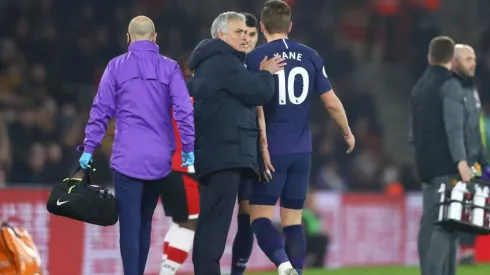 Así se retiró lesionado Harry Kane ante Southampton.
