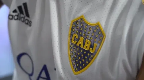 Foto de la camiseta blanca de Boca.
