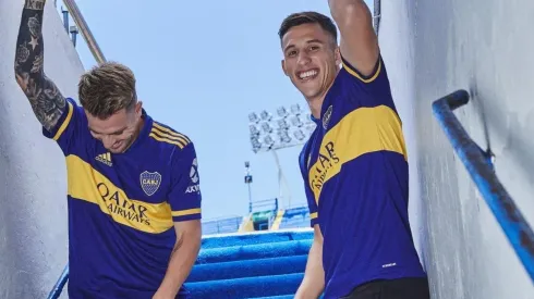 Foto de dos de los jugadores de Boca con la nueva camiseta.
