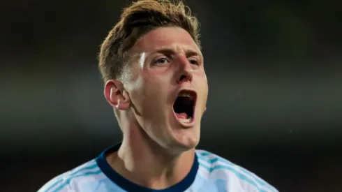 Adolfo Gaich celebra el gol que le da la victoria a Argentina sobre Colombia.
