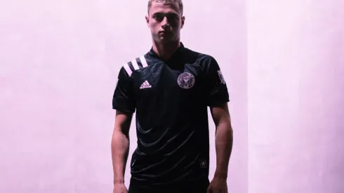 El club presentó su nueva camiseta.
