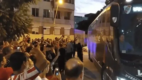 Video: así recibieron los hinchas de Unión al micro de River