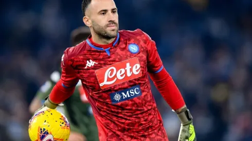 Al DT del Napoli le caen con todo por mantener a David Ospina de titular