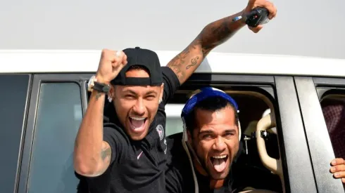 Dani Alves subió una foto de joven y Neymar explotó de risa