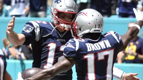 Tom Brady mantiene viva la chance de que vuelva Antonio Brown.
