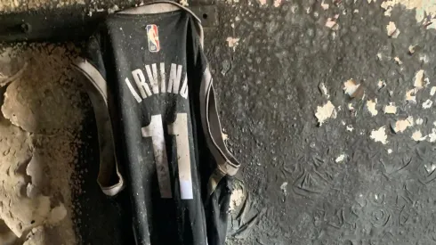 Fanático de los Nets pierde todo en incendio menos camiseta de Kyrie Irving