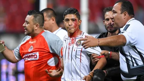 El clásico de Jalisco terminó terminó manchado con violencia.
