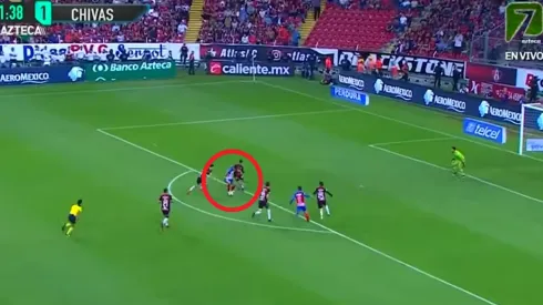 En dos minutos a Atlas le expulsaron a un jugador y le anotaron otro gol.
