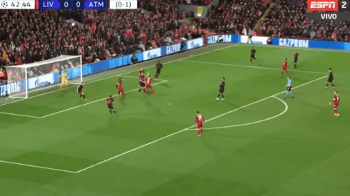 No lo marcaba nadie, Wijnaldum puso la cabeza y metió el 1-0 para Liverpool