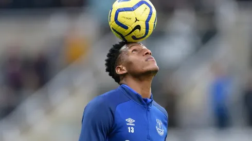 A Yerry Mina todos le hacen el feo: Everton buscaría otro central