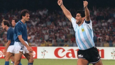 Diego Maradona enfrentando a Italia.
