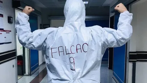 Médico turco lleva el 9 de Falcao en la espalda para salvar vidas