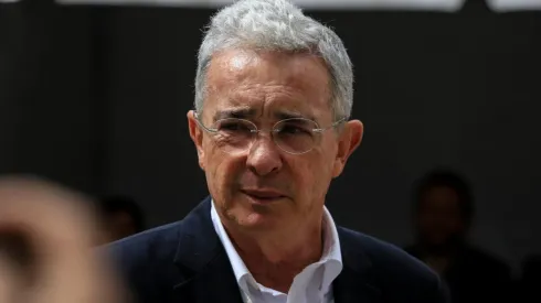 Álvaro Uribe propone que se le baje el precio al canal premium de Win