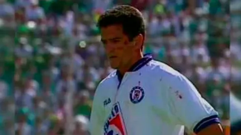 Carlos Hermosillo anotó el gol de oro que le dio el título a Cruz Azul en el Invierno 97. Foto: Captura de pantalla
