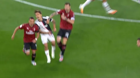 La dura agresión de Romagnoli a Dybala.
