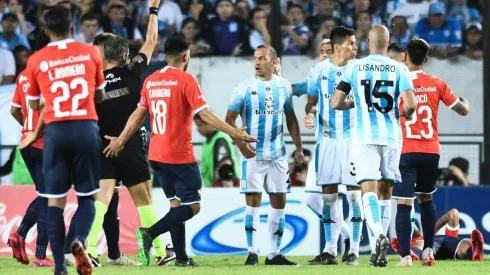 Foto de los jugadores de Racing enfrentando a Independiente.
