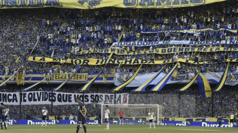 Foto de la hinchada de Boca recordándole a River que descendió.
