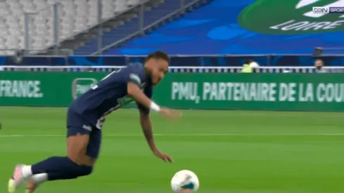 ¡Falta, juez! Neymar se pisó los cordones y protagonizó el blooper del día