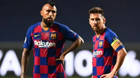 Foto de Arturo Vidal junto a Lionel Messi.
