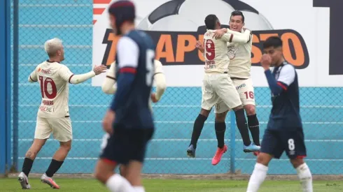 Santillán es el lateral izquierdo de Universitario.
