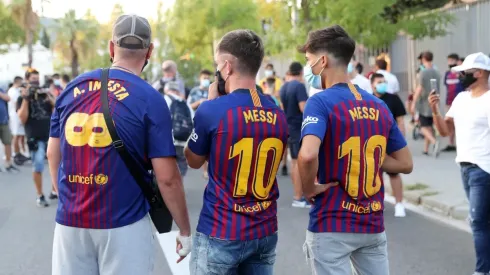 Foto de los hinchas de Barcelona esperando que Messi siga.
