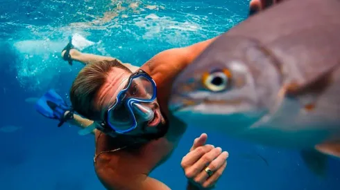 Héctor Herrera disfrutó de sus vacaciones en México nadando con peces. (@h.herrera16)
