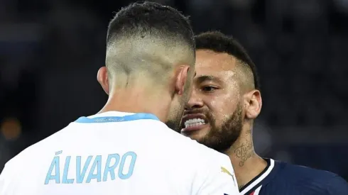 El cara a cara de Neymar con Álvaro.
