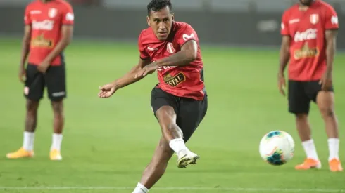 Renato Tapia es uno de los indiscutibles para Gareca.
