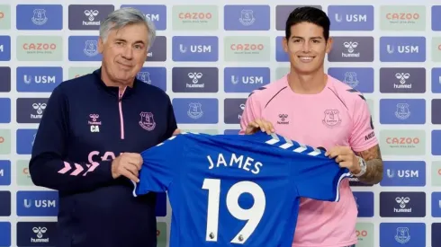 Carlo Ancelotti y James Rodríguez en el Evrton de Inglaterra.
