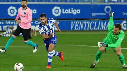 Neto y Piqué se mandaron el blooper del día: el insólito gol del Alavés