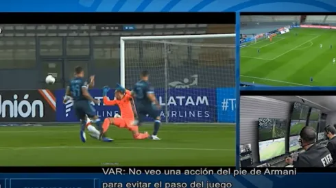 Video: el VAR quería cobrar penal de Armani, pero el árbitro dijo que no