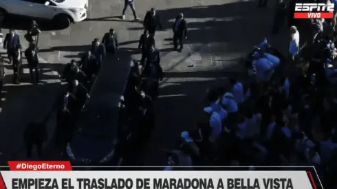 Foto de Diego Armando Maradona retirándose de Casa Rosada.
